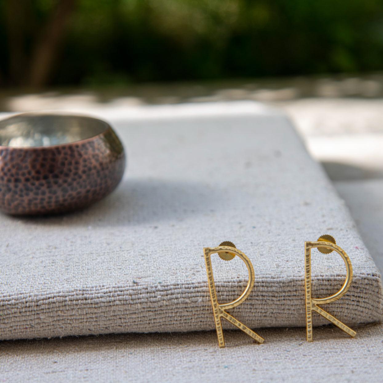 English Alphabet "R" Brass Earring - DeKulture DKW-1358-SEJ