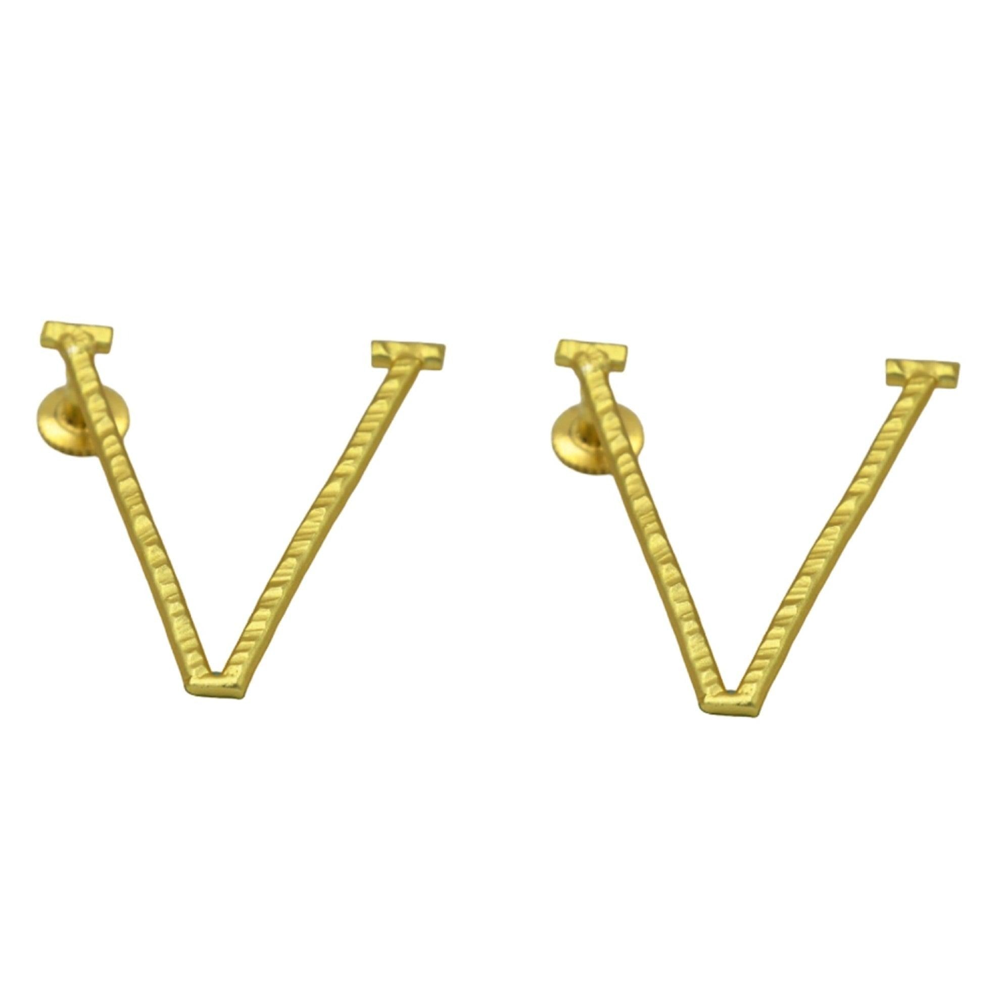 English Alphabet "V" Brass Earring - DeKulture DKW-1359-SEJ
